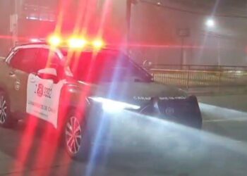 Accidente de motocicleta contra un poste causa la muerte de dos jóvenes en Chillán.