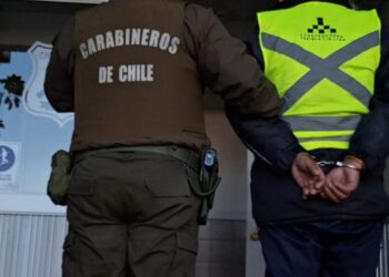 Un joven fue víctima de un violento robo en Los Ángeles: criminales lo amenazaron con un cuchillo en el cuello.