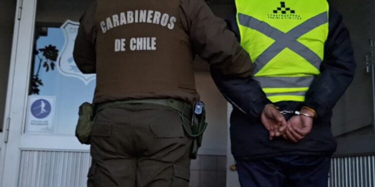 Un joven fue víctima de un violento robo en Los Ángeles: criminales lo amenazaron con un cuchillo en el cuello.