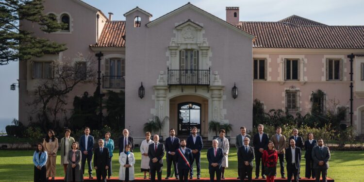 Controversia por el desembolso de más de $3 millones en maquillaje para la foto oficial del presidente Boric.