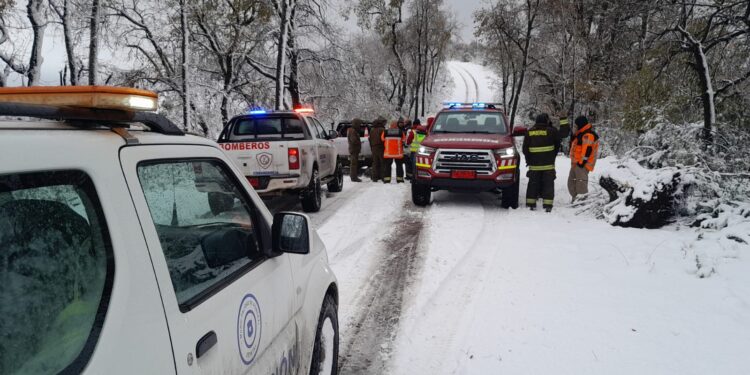 Logran rescatar con éxito a los últimos cuatro excursionistas perdidos en la cordillera de Romeral.