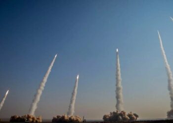 Irán reacciona al «bombardeo preventivo» de Israel con un intenso ataque de drones.