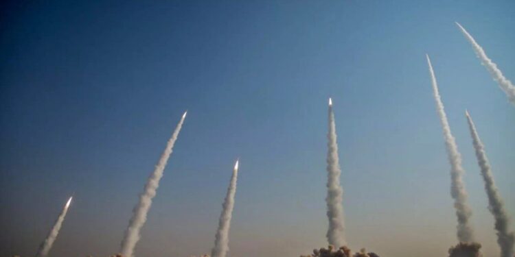 Irán reacciona al «bombardeo preventivo» de Israel con un intenso ataque de drones.