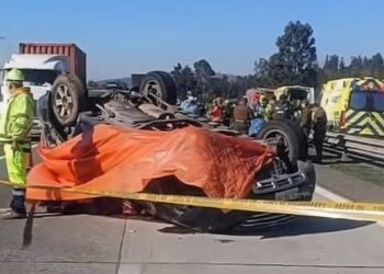 Conductora fallece y cuatro menores de edad resultan heridos tras el volcamiento de su vehículo en la ruta 78 de San Antonio.