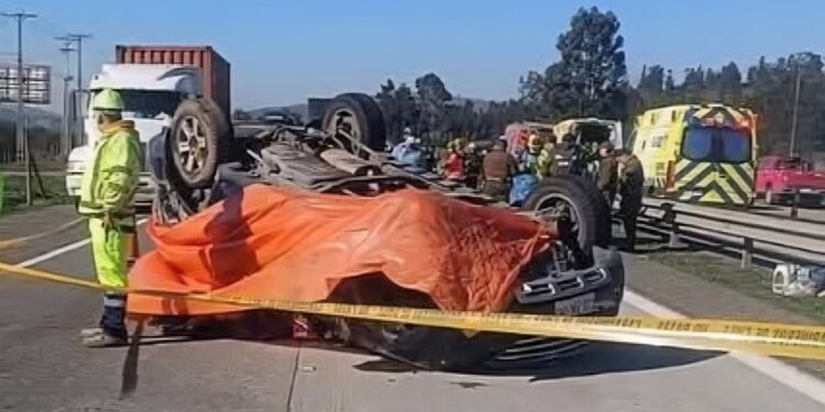 Conductora fallece y cuatro menores de edad resultan heridos tras el volcamiento de su vehículo en la ruta 78 de San Antonio.