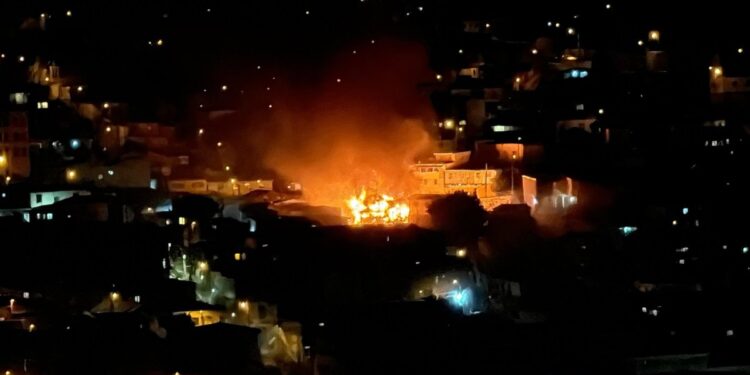 Incendio arrasa con tres casas en el cerro Molino de Valparaíso: el siniestro presenta riesgo de propagación.