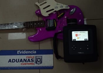 Pasajero en vuelo de Chile a Australia fue detenido al intentar llevar 5 kilos de cocaína escondidos en una guitarra eléctrica.