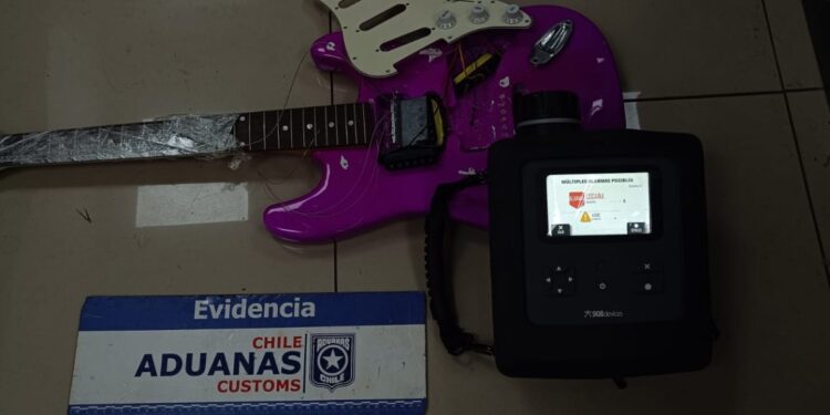 Pasajero en vuelo de Chile a Australia fue detenido al intentar llevar 5 kilos de cocaína escondidos en una guitarra eléctrica.
