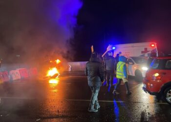 Habitantes del Country Santa Eliana protestan en la Ruta Nahuelbuta en Los Ángeles: sin suministro eléctrico desde el sábado.