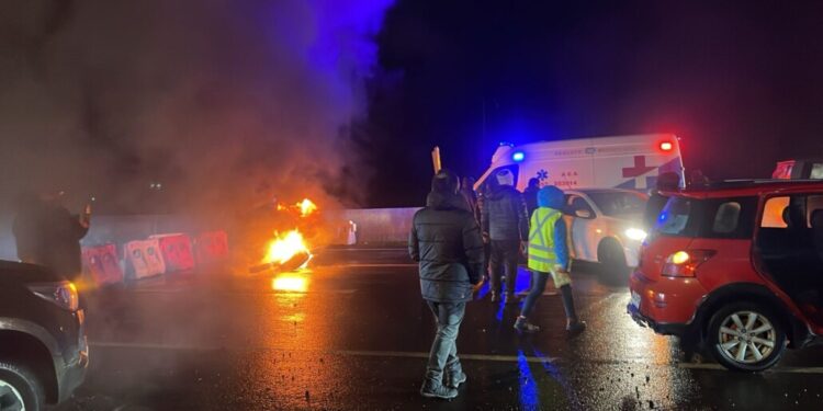 Habitantes del Country Santa Eliana protestan en la Ruta Nahuelbuta en Los Ángeles: sin suministro eléctrico desde el sábado.