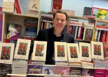 El destacado periodista Davor Gjuranovic lanza su primer libro sobre las paradas militares.