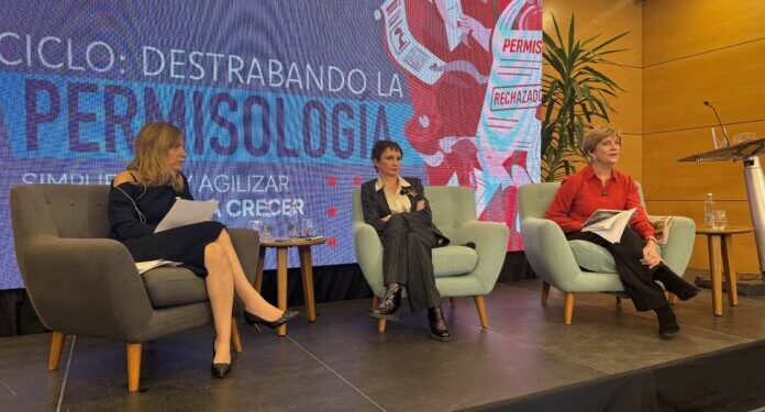 Labores de los funcionarios públicos protagonizan primer enfrentamiento entre E. Matthei y C. Tohá.