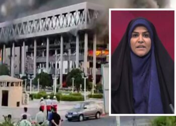 Israel bombardea la televisión pública de Irán, dejando tres trabajadores muertos; presentadora se ve obligada a interrumpir el noticiero para salvaguardar su vida.