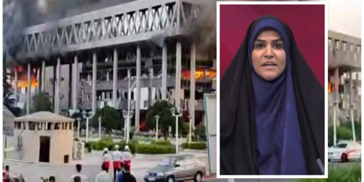 Israel bombardea la televisión pública de Irán, dejando tres trabajadores muertos; presentadora se ve obligada a interrumpir el noticiero para salvaguardar su vida.