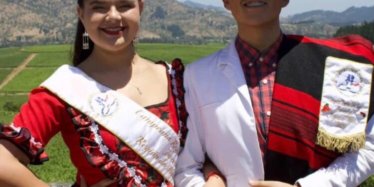 Cueca juvenil: Pareja de Licantén participa en competencia a nivel nacional.