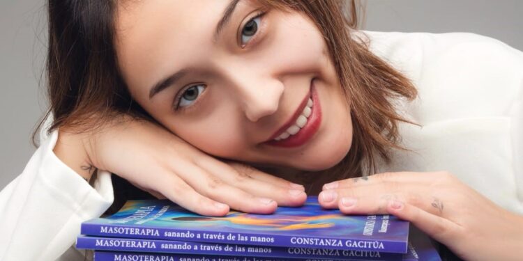 «Sanación a través del tacto»: Escritora talquina presenta un libro que ofrece una perspectiva integral de la masoterapia.