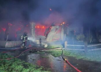 Incendio arrasó hogar y automóvil en Santa Bárbara: Vientos intensos dificultaron la extinción del fuego.