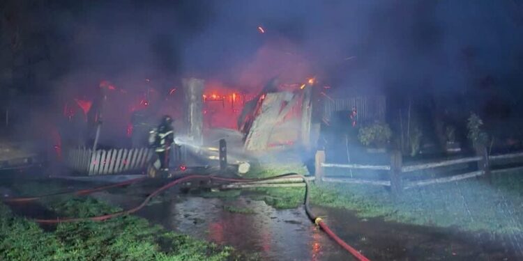 Incendio arrasó hogar y automóvil en Santa Bárbara: Vientos intensos dificultaron la extinción del fuego.