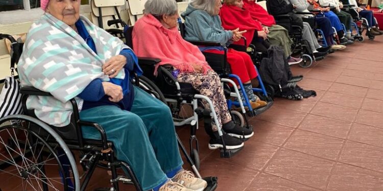 Hacen un llamado a cuidar a los abuelitos del frío.