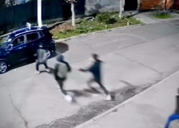 Delincuentes apuñalan a un adulto mayor con un destornillador para robarle su auto en La Florida.