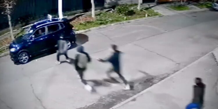 Delincuentes apuñalan a un adulto mayor con un destornillador para robarle su auto en La Florida.