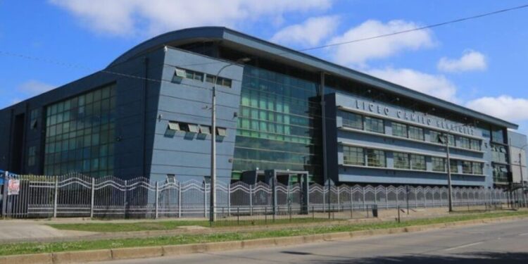 Alumno fallece en el interior de un liceo: autoridades investigan las causas en Temuco.