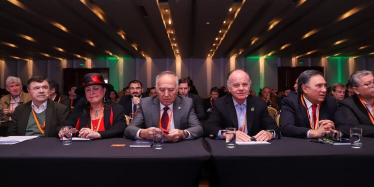 Ministro Valenzuela resalta el crecimiento del sector silvoagropecuario.