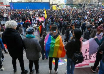 Diversidad, derechos y justicia: Así transcurrió la multitudinaria marcha del orgullo en Santiago.