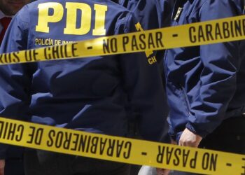 Nueva encerrona en Ñuñoa: Delincuentes asaltan en dos autos y con un arma de fuego.