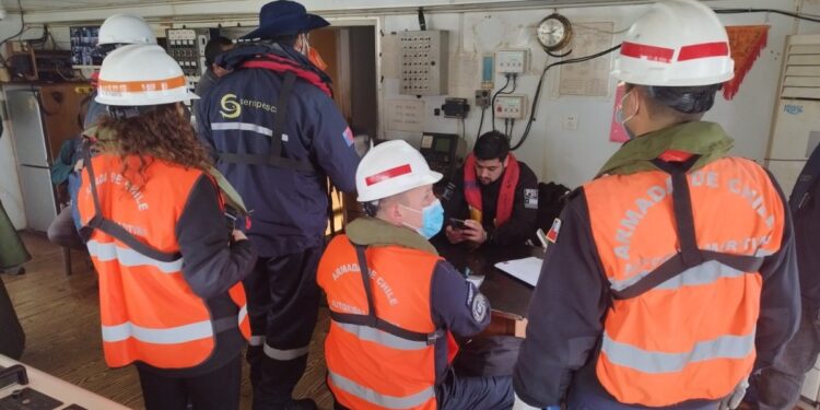 Sernapesca y la Armada realizan una supervisión continua del paso de flotas extranjeras en aguas nacionales.