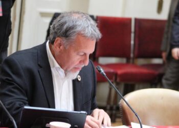 Senador Lagos Weber insta al Gobierno a abordar posibles irregularidades identificadas por la Contraloría en el sector público.