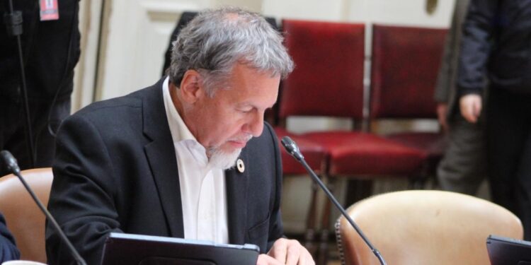 Senador Lagos Weber insta al Gobierno a abordar posibles irregularidades identificadas por la Contraloría en el sector público.