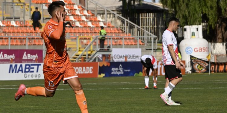 Cobreloa celebra en casa tras un intenso enfrentamiento contra Curicó Unido.