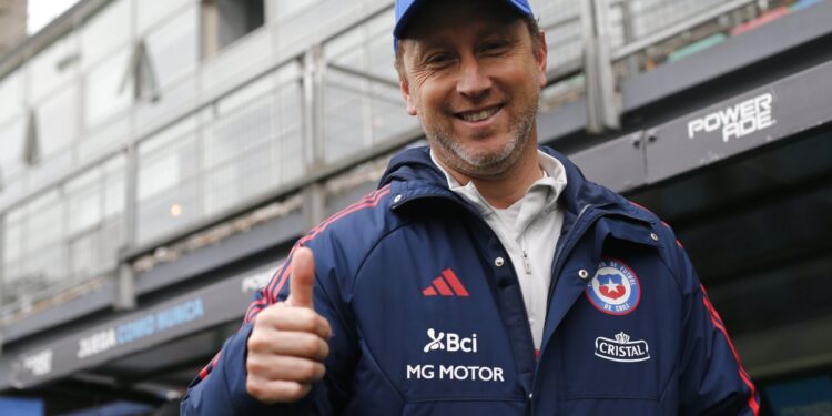 Luis Mena sería el candidato seleccionado para dirigir a la Roja en los últimos dos encuentros de las Clasificatorias.