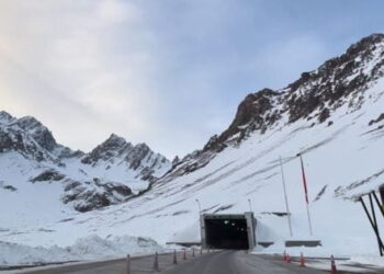 Anuncian que el Paso Cristo Redentor estará cerrado este domingo por las nevadas en la alta montaña.