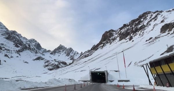 Anuncian que el Paso Cristo Redentor estará cerrado este domingo por las nevadas en la alta montaña.