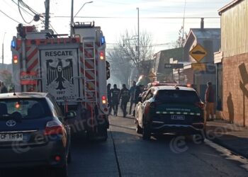 Camión 3/4 vuelca en el interior de una villa en el sector sur de Los Ángeles.