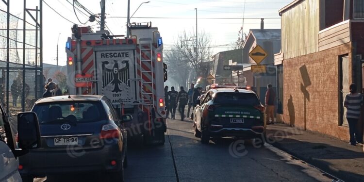Camión 3/4 vuelca en el interior de una villa en el sector sur de Los Ángeles.