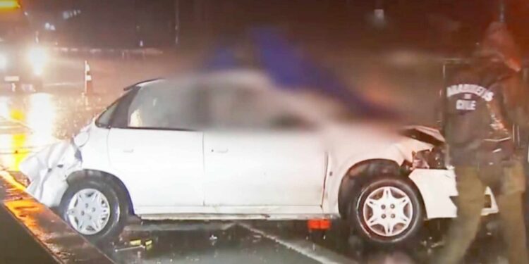 Camión colisionó con un vehículo detenido en la ruta de Quilicura, causando la muerte de uno de sus ocupantes y dejando a otro en estado crítico.