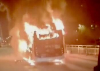 Incendio intencionado arrasa un bus de la RED en Pedro Aguirre Cerda: los autores dejaron folletos relacionados con presos anarquistas.