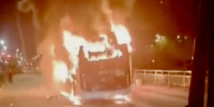 Incendio intencionado arrasa un bus de la RED en Pedro Aguirre Cerda: los autores dejaron folletos relacionados con presos anarquistas.