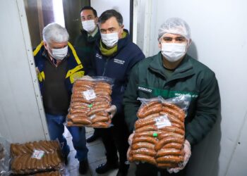 Ministro llega al CET San Carlos y resalta el modelo de reinserción.