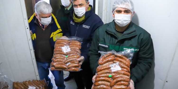 Ministro llega al CET San Carlos y resalta el modelo de reinserción.