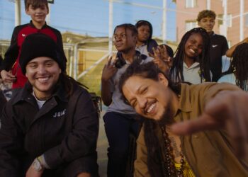 Tiano Bless y Pablo Chill-E mezclan reggae y trap en “+ Unidad”