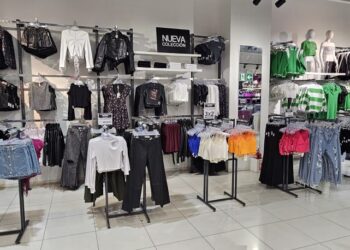 Reconocida tienda de ropa con sucursales en Los Ángeles se declara en quiebra y liquidará su mercancía.