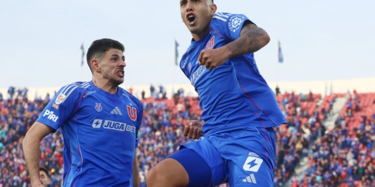La U remontó el partido frente a Iquique y ganó terreno en la Liga de Primera.