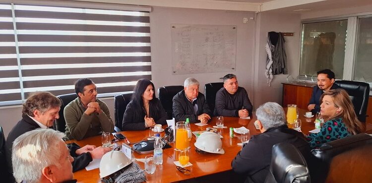 Autoridades de La Pintana y Emeres recorren las instalaciones del Consorcio Santa Marta.