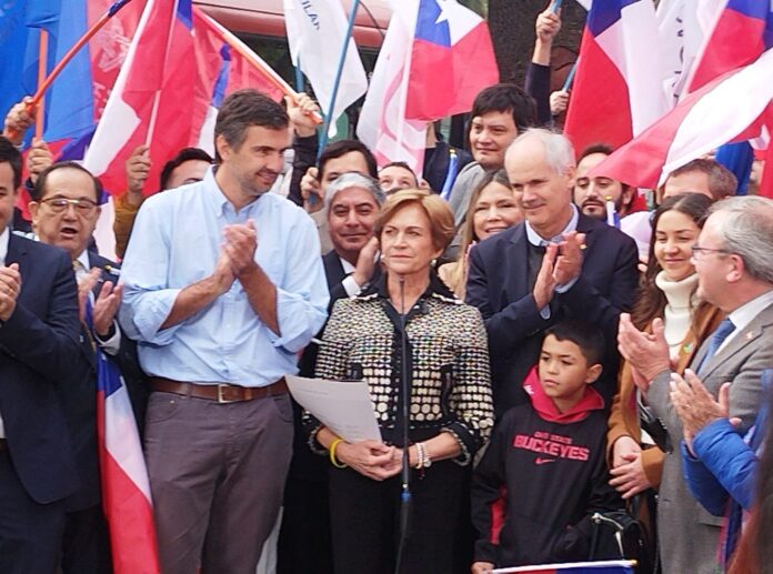 Evelyn Matthei registra su «precandidatura» a La Moneda en medio de controversia.