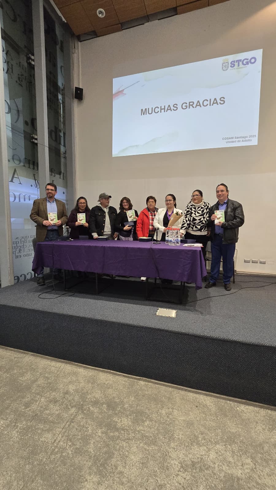 Cosam Santiago publica un libro que recopila relatos personales y experiencias de superación de los usuarios de la red.