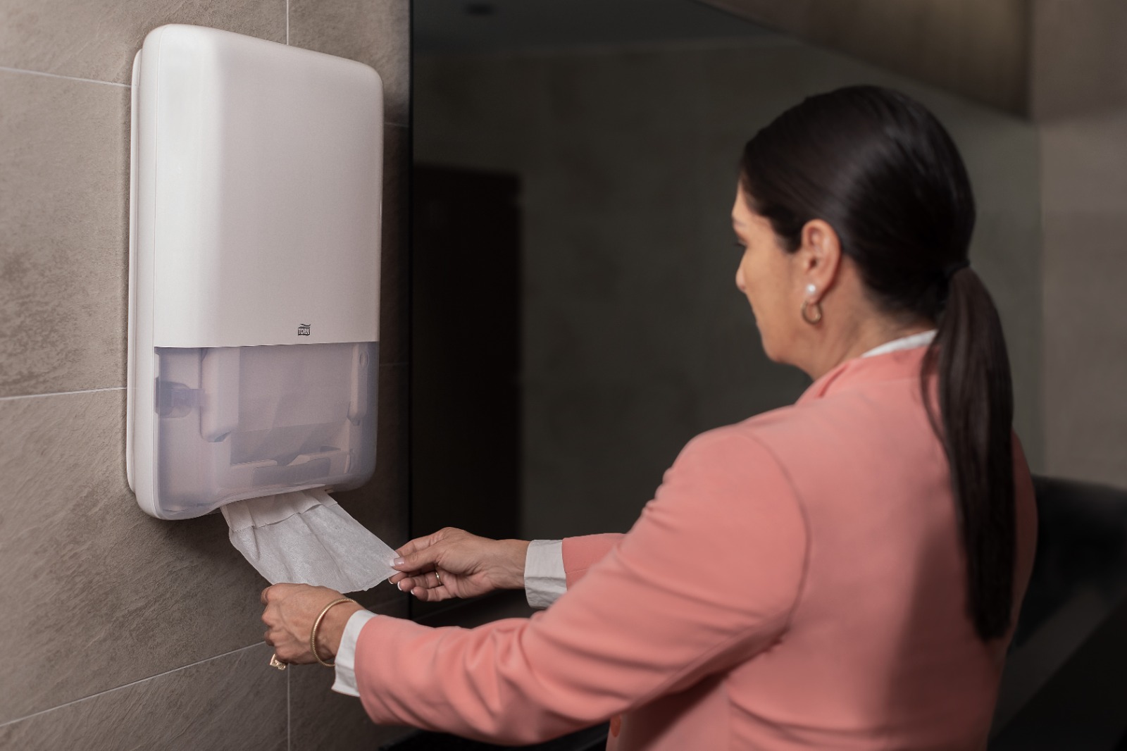 Los secadores de aire difunden más bacterias que las toallas de papel.